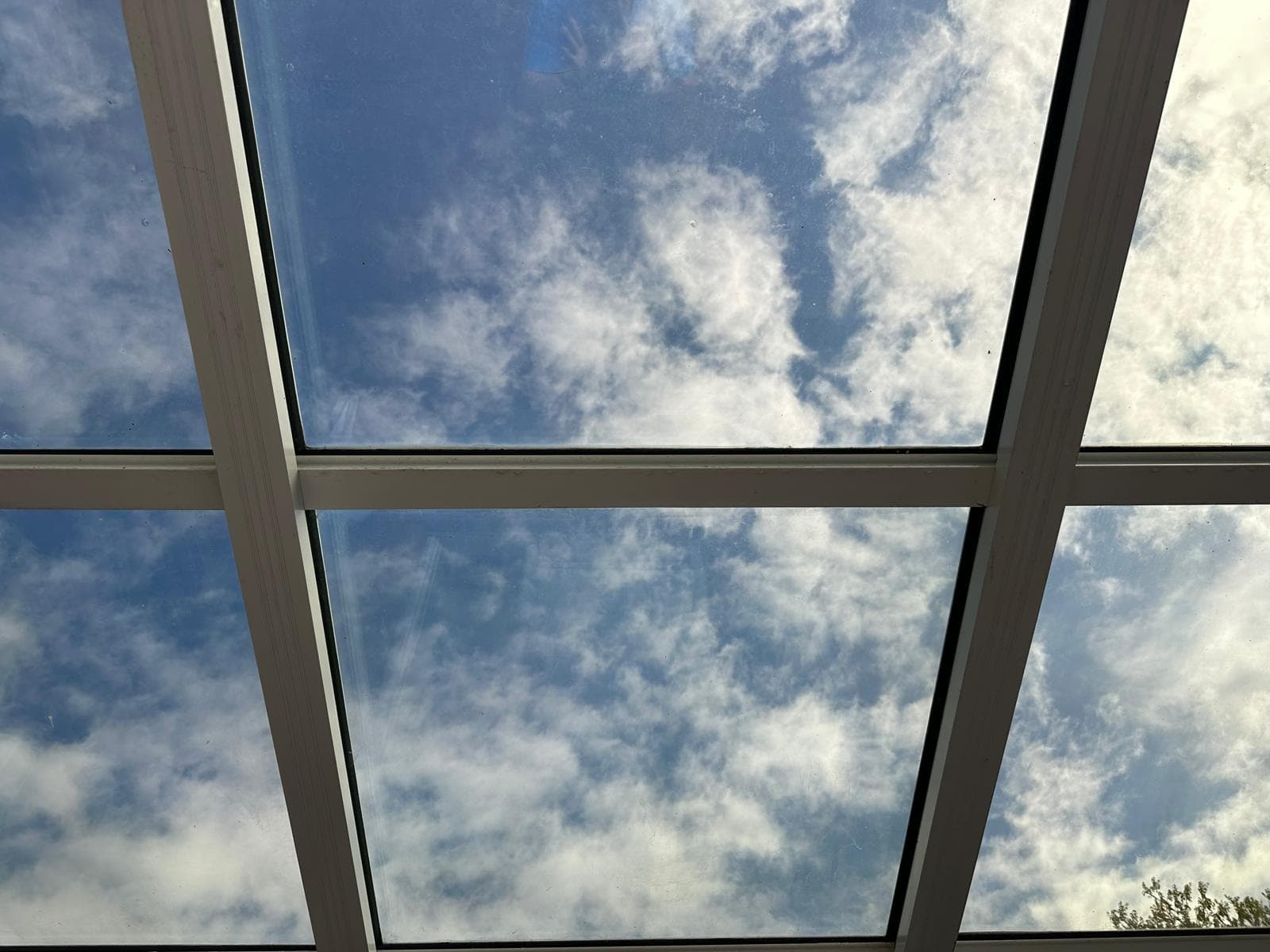 Sparkling clean window after Elite Edge cleaning